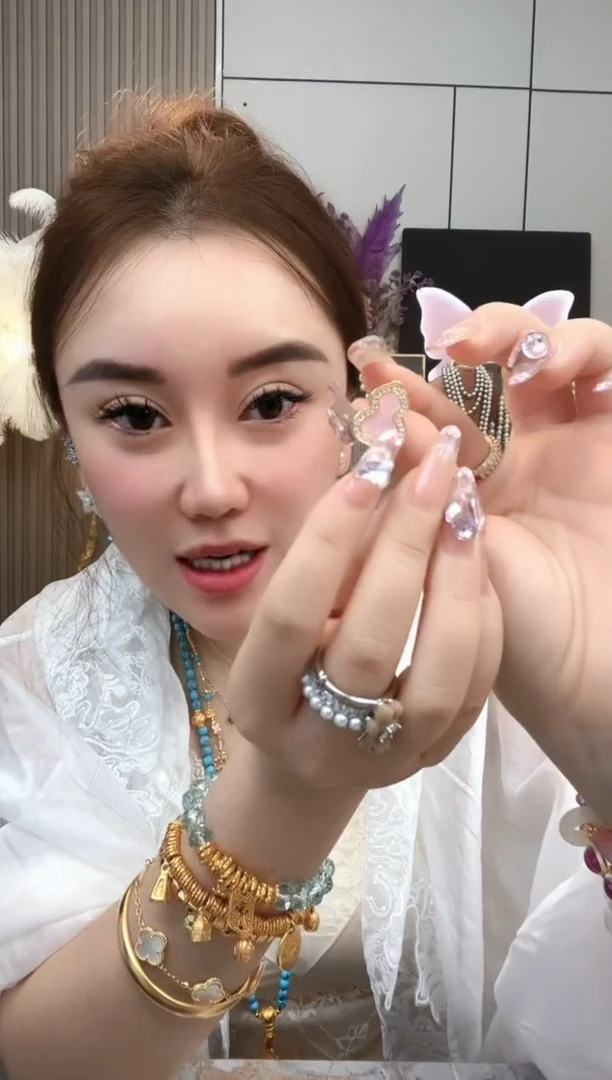 亚克力钛钢粉色贝母耳钉