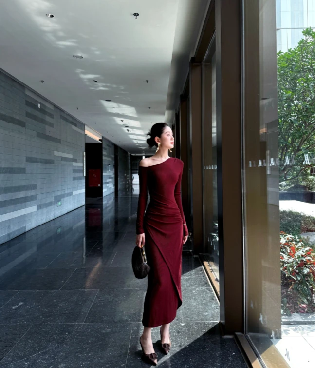 气质名媛风斜肩包臀连衣裙女秋季小众设计感修身显瘦沙漏曲线长裙