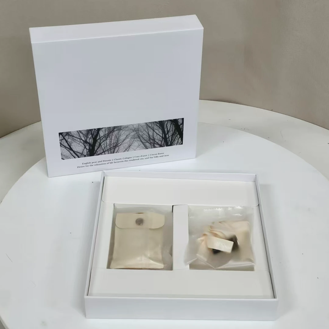 车载家用轻奢香薰包可磁吸带挂绳（颜色不挑）