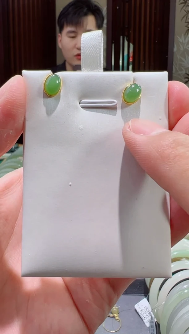 未镶嵌和田玉耳饰7MM碧玉冰阳绿