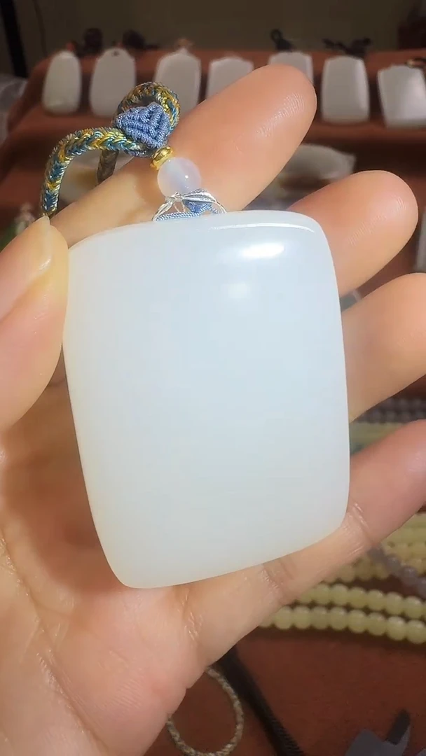 颈饰未镶嵌和田玉吊坠