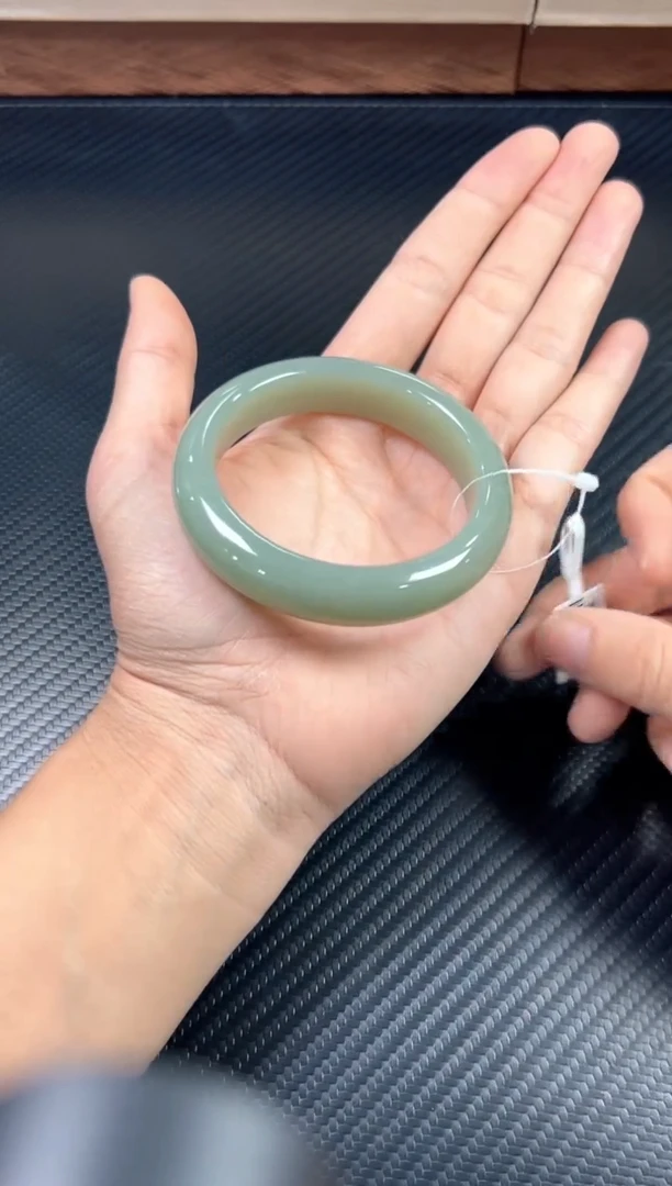 未镶嵌手镯和田玉女*且末微色差近矿55+M