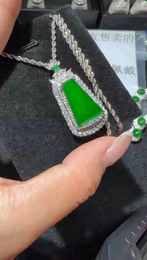 【闪购商品】翡翠吊坠(赠链)未镶嵌多样性发货拍一发一