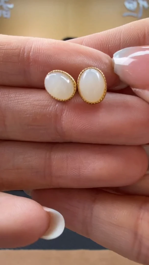 颈饰未镶嵌和田玉耳饰一对