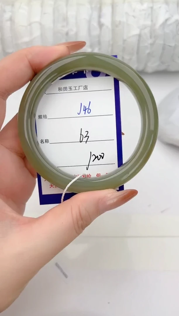 和田玉手镯未镶嵌46颜色微差无瑕疵