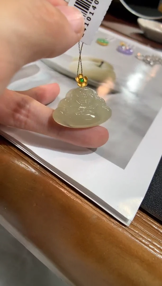 翡翠18K金镶嵌颈饰佛公