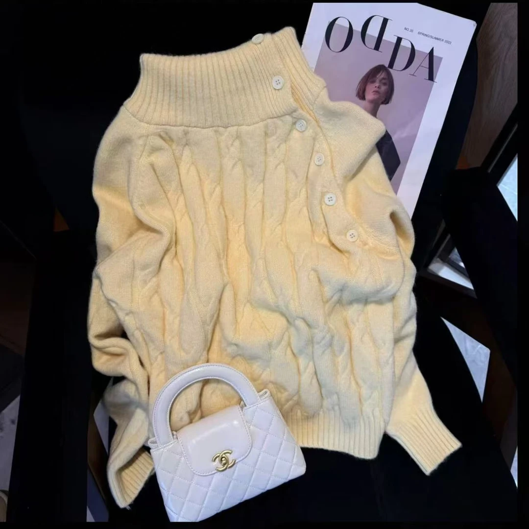 秋冬新款轻奢时尚气质洋气显瘦宽松不规则斜扣高领糖果色毛衣女