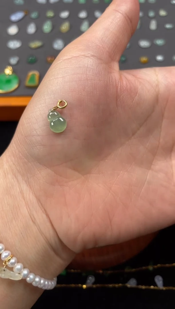 吊坠(不含链)18K金镶嵌翡翠一个JK682