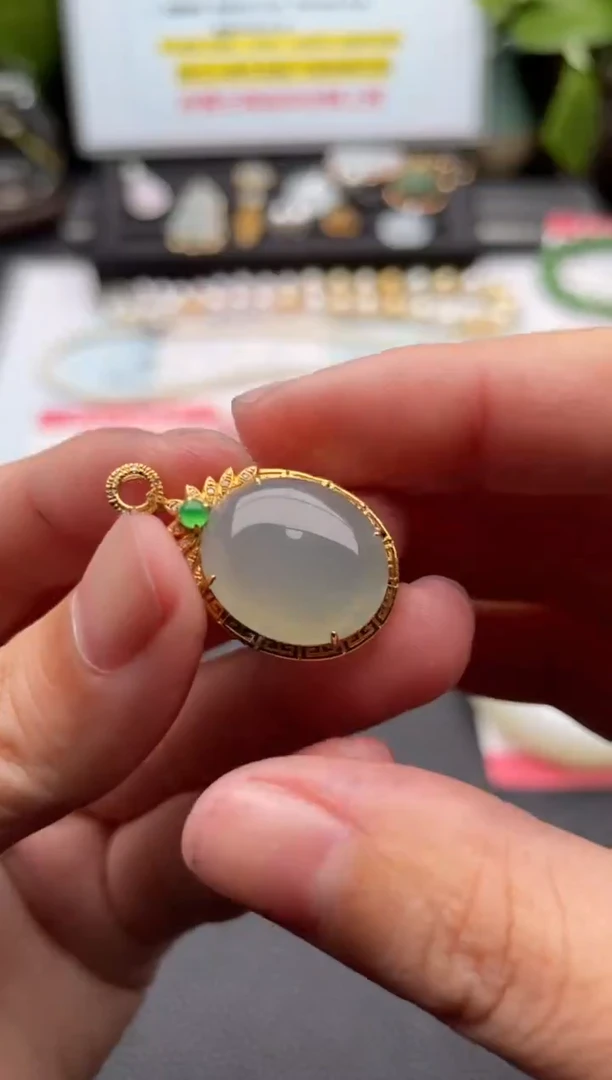 颈饰18K金镶嵌翡翠吊坠