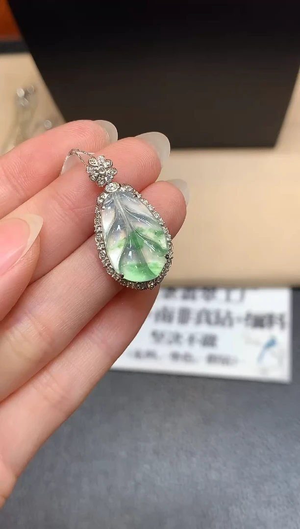 颈饰18K金镶嵌翡翠芭蕉叶【无服务费