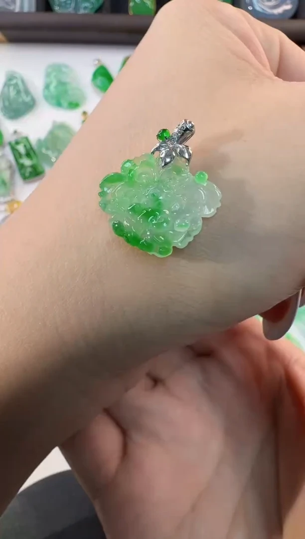 颈饰18K金镶嵌翡翠缅甸A货翡翠