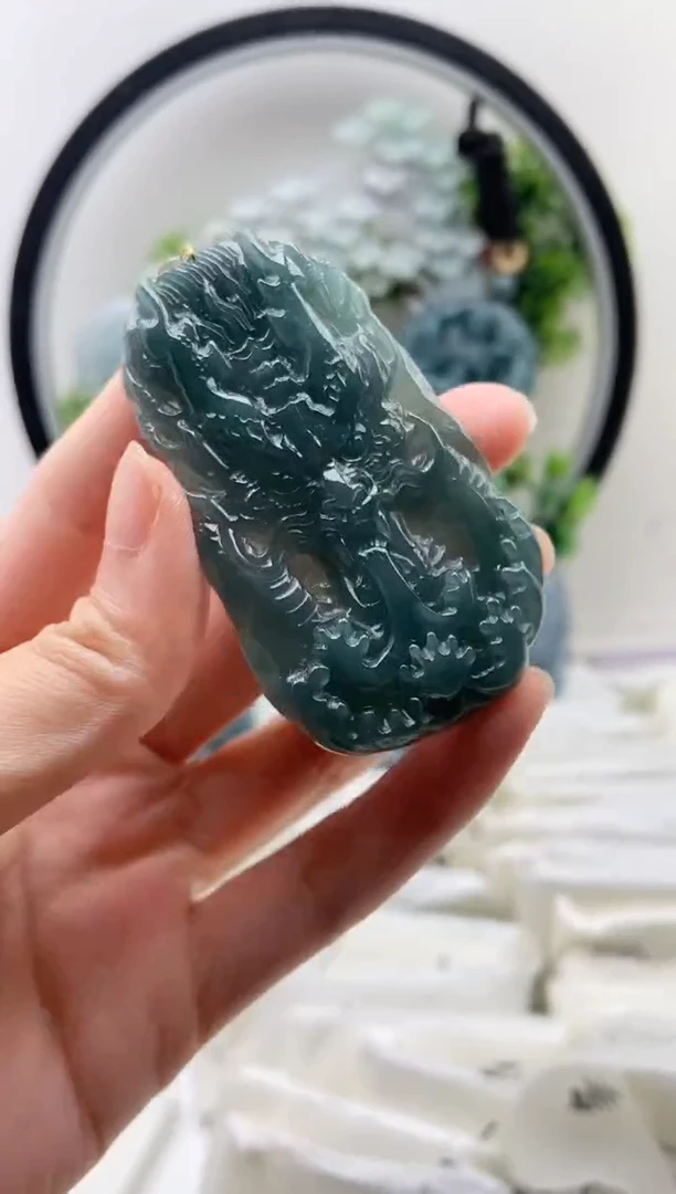 翡翠未镶嵌颈饰龙牌