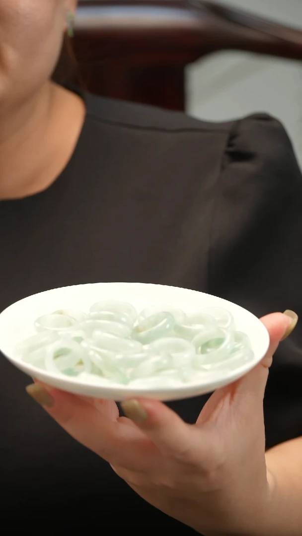 翡翠未镶嵌颈饰戒圈多样性发其一