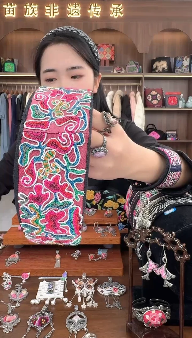 【闪购商品】织绣扶光苗绣传承L4