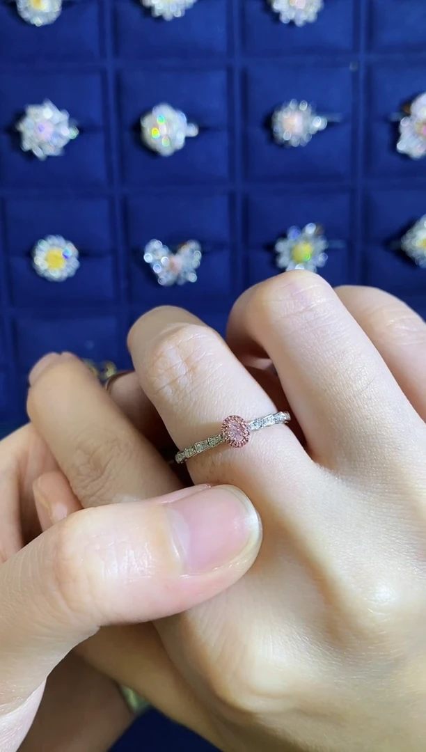 18K金镶嵌戒指钻石粉钻