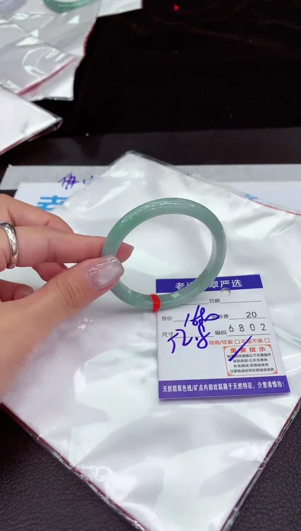 翡翠手镯未镶嵌1111111111111111