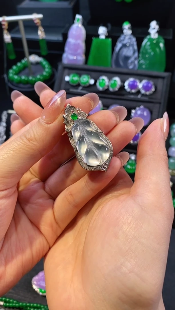 颈饰18K金镶嵌翡翠叶子吊坠5270412