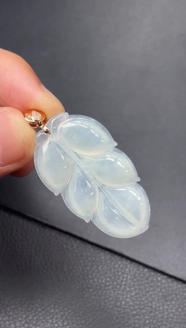 颈饰18K金镶嵌翡翠叶子
