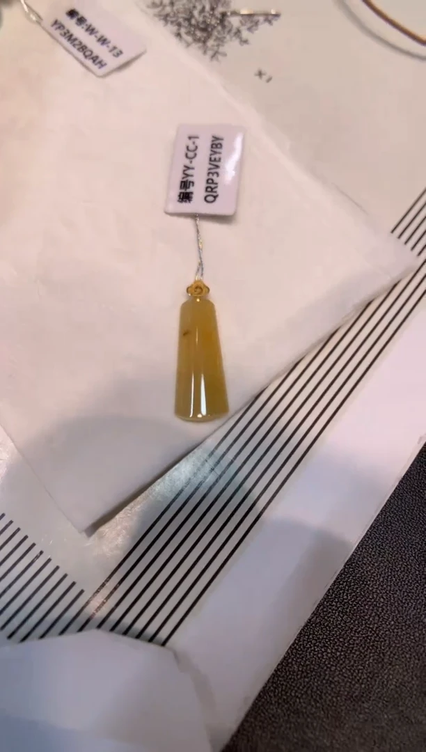 颈饰18K金镶嵌翡翠无事牌