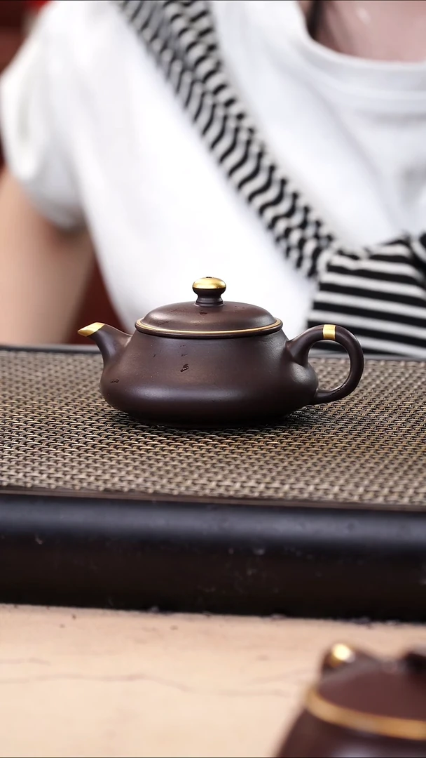 茶壶紫砂四号井茄皮紫泥描金明炉100cc