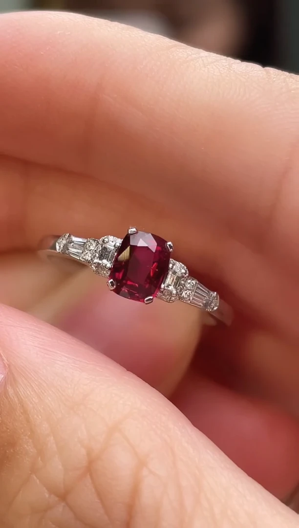 铂Pt950镶嵌戒指红宝石无烧鸽血红主石：0.71ct