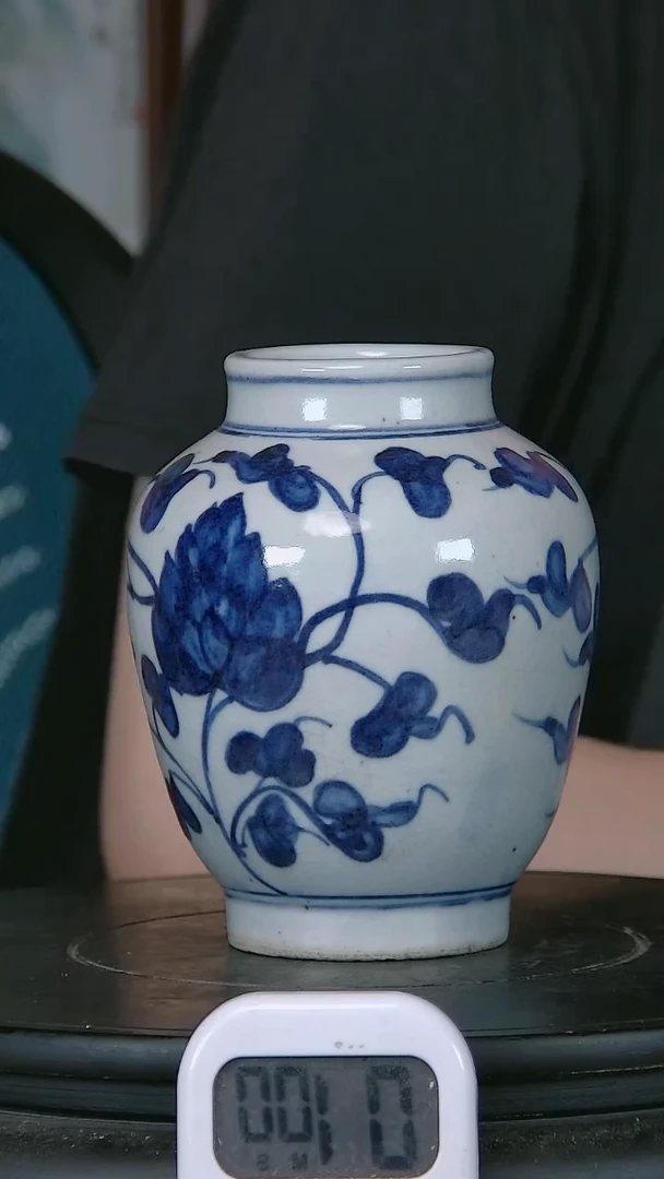昆*会青花精绘花卉图罐