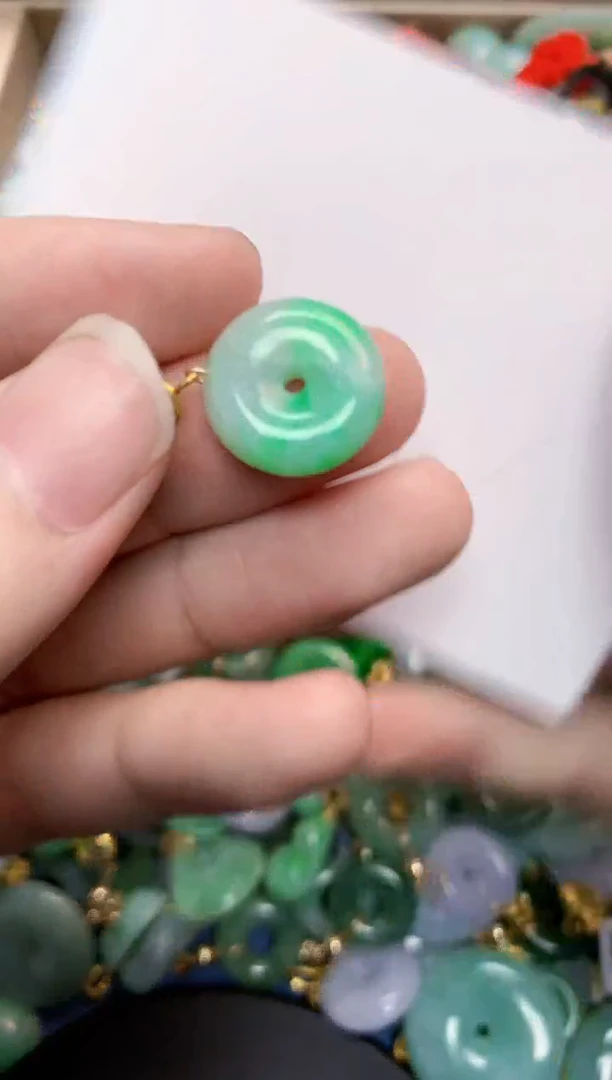 翡翠未镶嵌颈饰        1