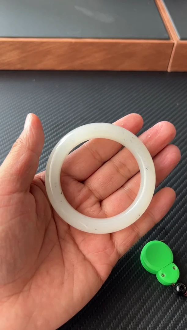 和田玉手镯未镶嵌黑山微色差53 J