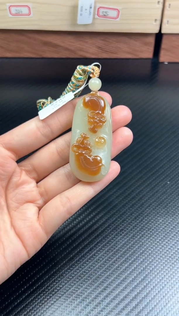 吊坠(赠链)未镶嵌和田玉若羌微色差