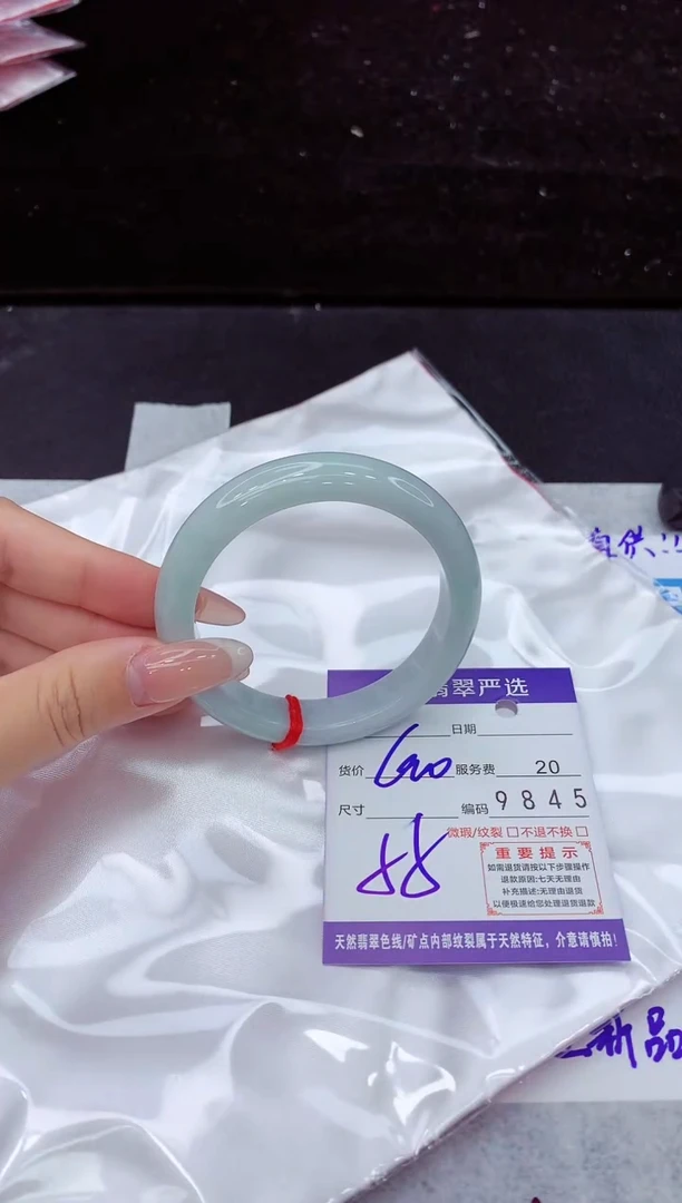 翡翠手镯未镶嵌1