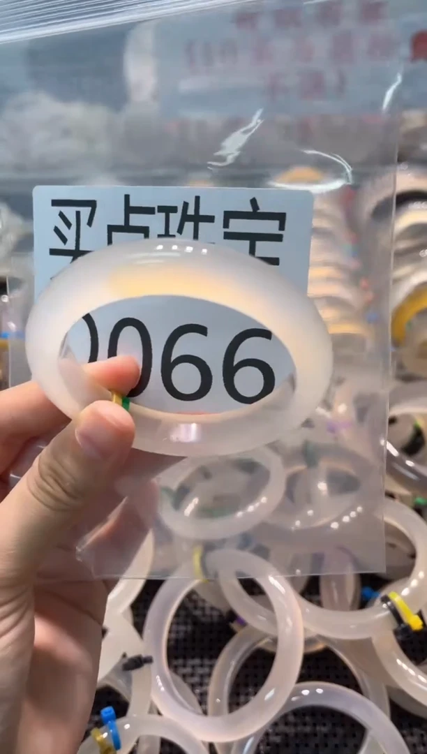 玛瑙/玉髓手镯未镶嵌D066