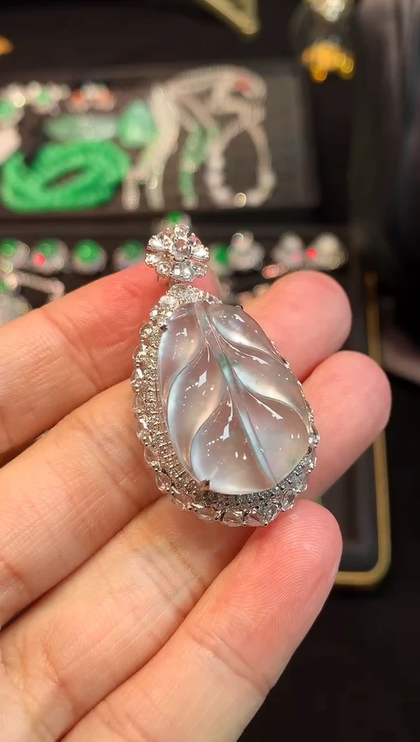 吊坠(赠链)18K金镶嵌翡翠玻璃种飘花芭蕉叶吊坠