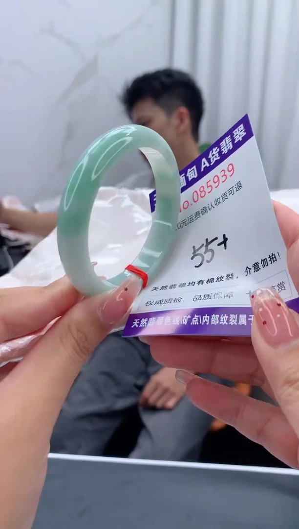 未镶嵌手镯翡翠有纹，完美者勿拍