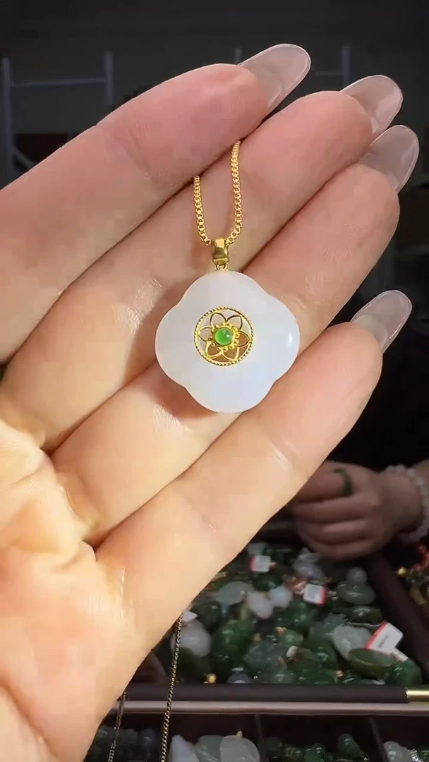 颈饰18K金镶嵌和田玉（多样性发货.发其一）11.27.65