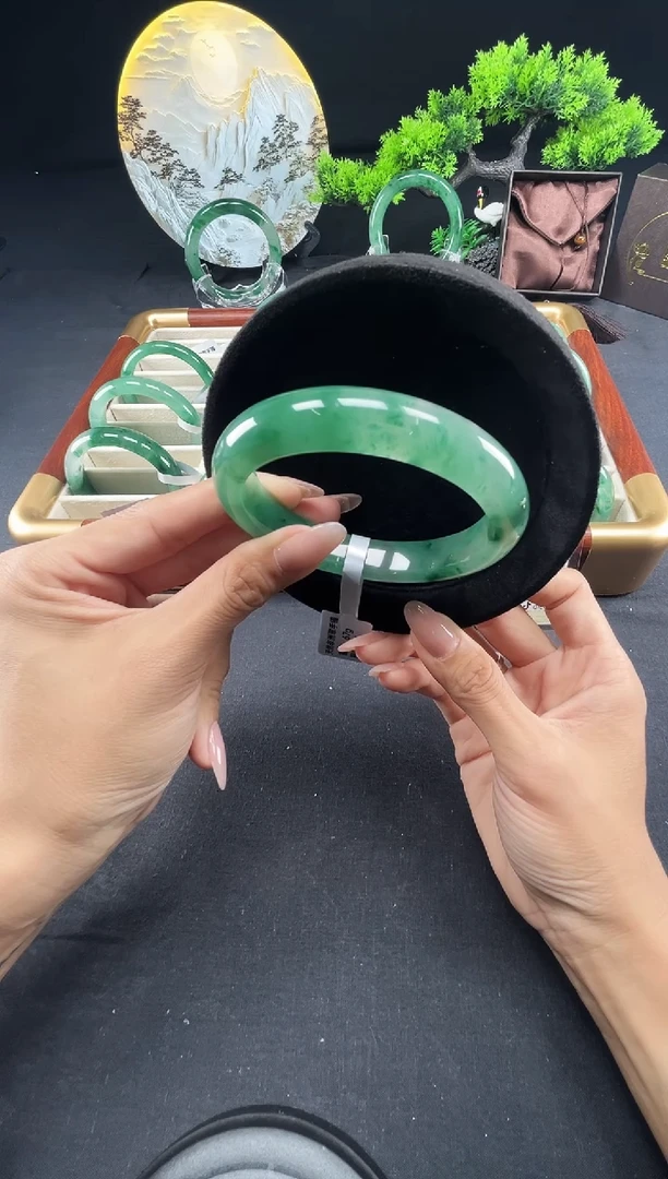 未镶嵌手镯石英质玉（非洲翠）手镯