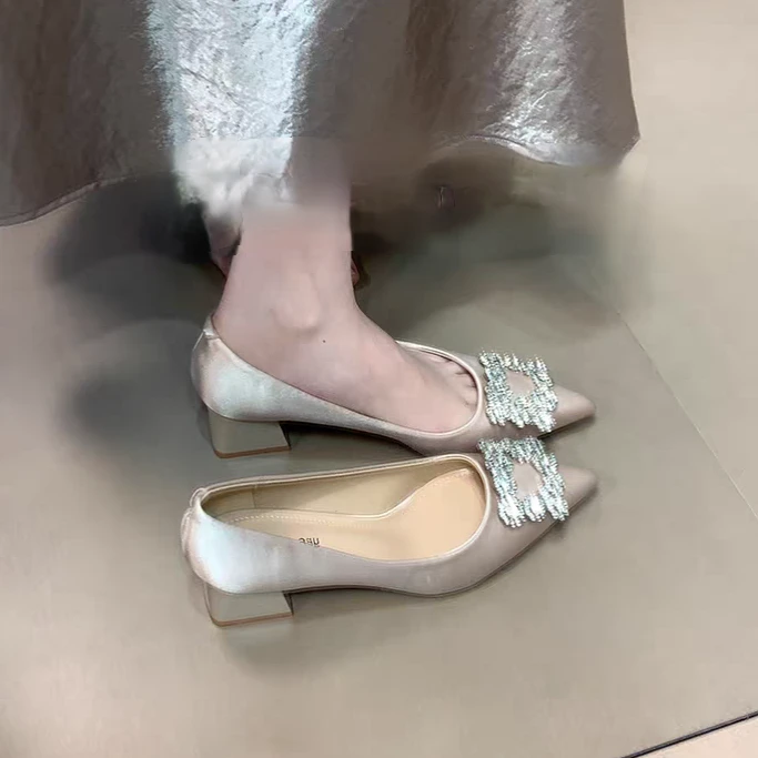 时尚水钻尖头浅口单鞋女2025年春季新款法式仙女风平底通勤瓢鞋潮