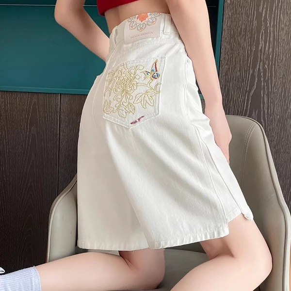 白色刺绣5分牛仔短裤女2025夏季侧边开叉国风绣花米白色五分裤子
