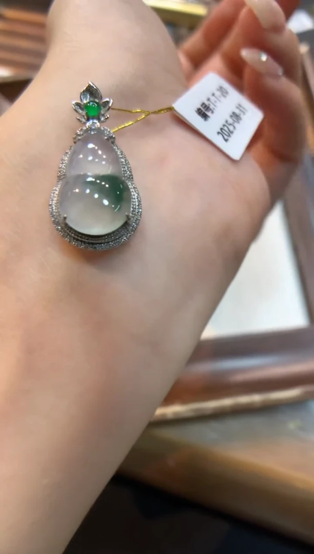 颈饰18K金镶嵌翡翠葫芦