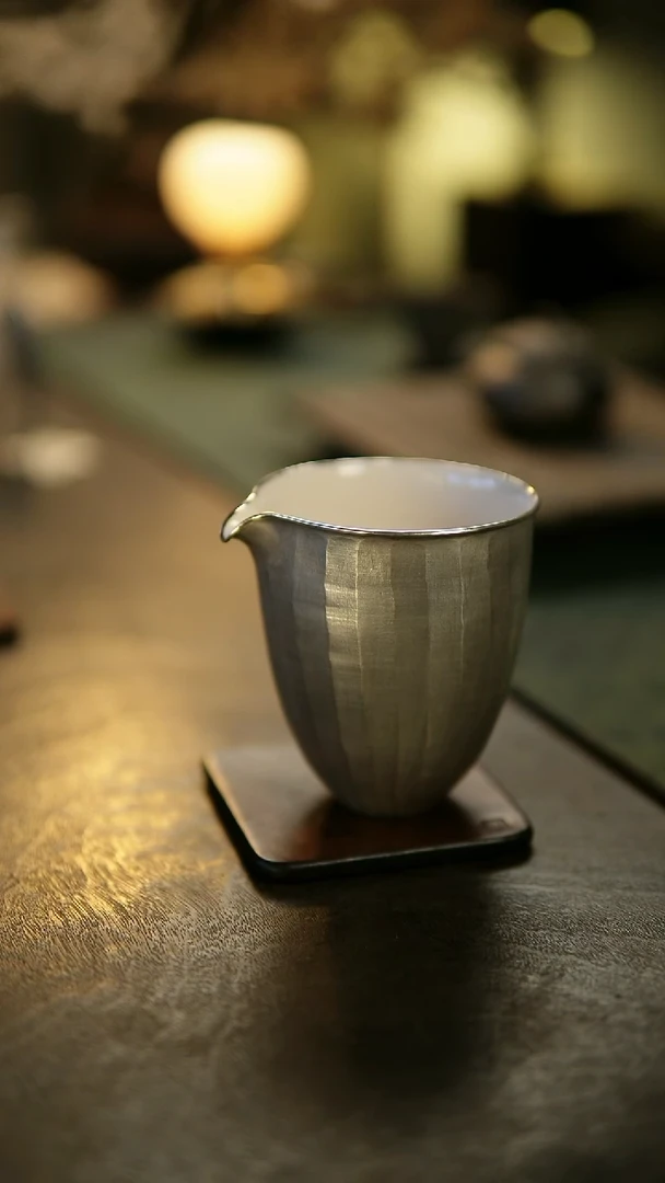 阿眠    一延手拉坯银彩瓜棱公道杯