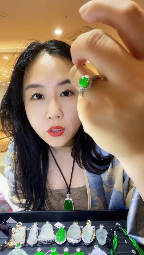 翡翠戒指18K金镶嵌翡翠