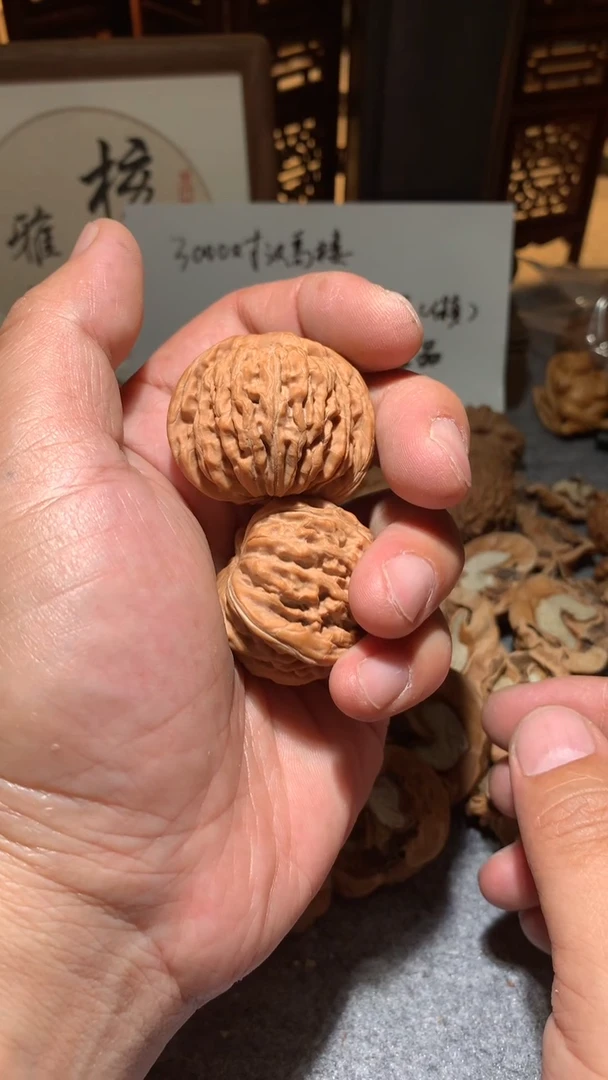 文玩核桃把件【核缘雅趣】39左右汉高楼，同尺寸随机发