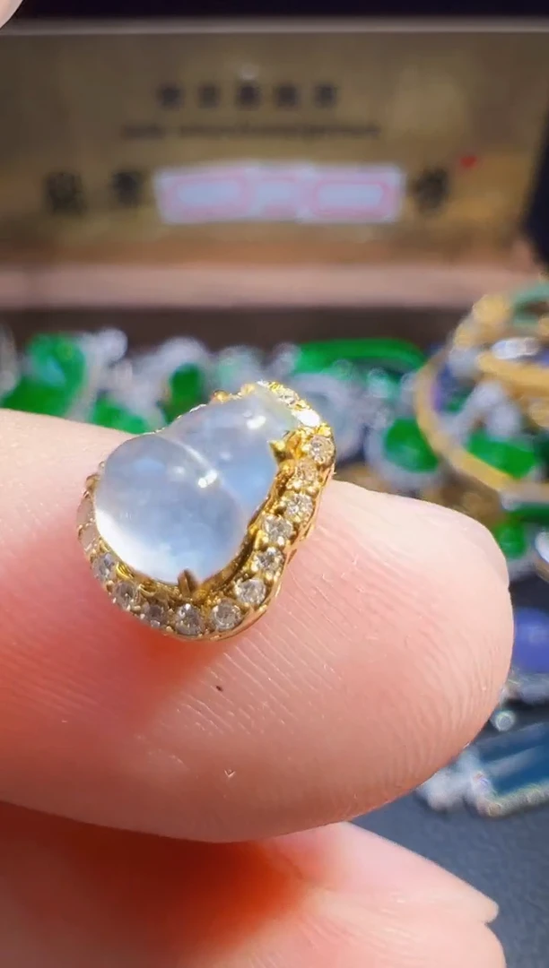 翡翠18K金镶嵌颈饰翡翠