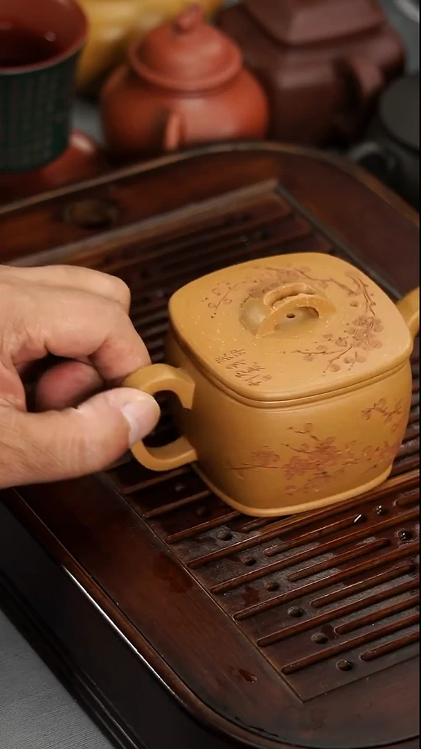 茶壶紫砂宜兴紫砂黄金段泥四方汉瓦壶墨梅刻绘200毫升