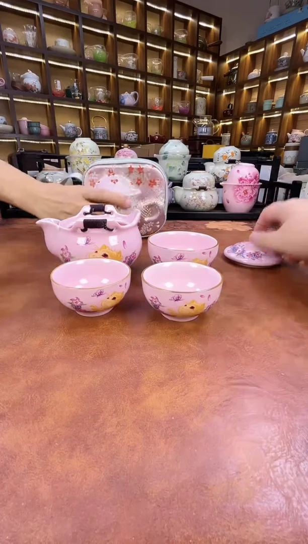 粉色猫咪宝瓶旅行