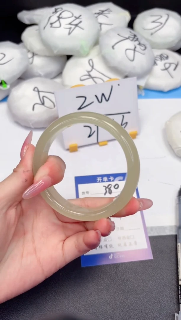 【闪购商品】石英质玉手镯未镶嵌380-59.4