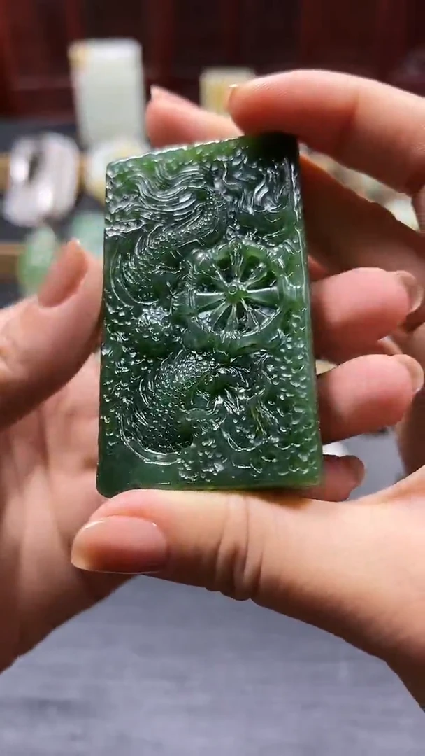 颈饰未镶嵌和田玉碧玉龙牌