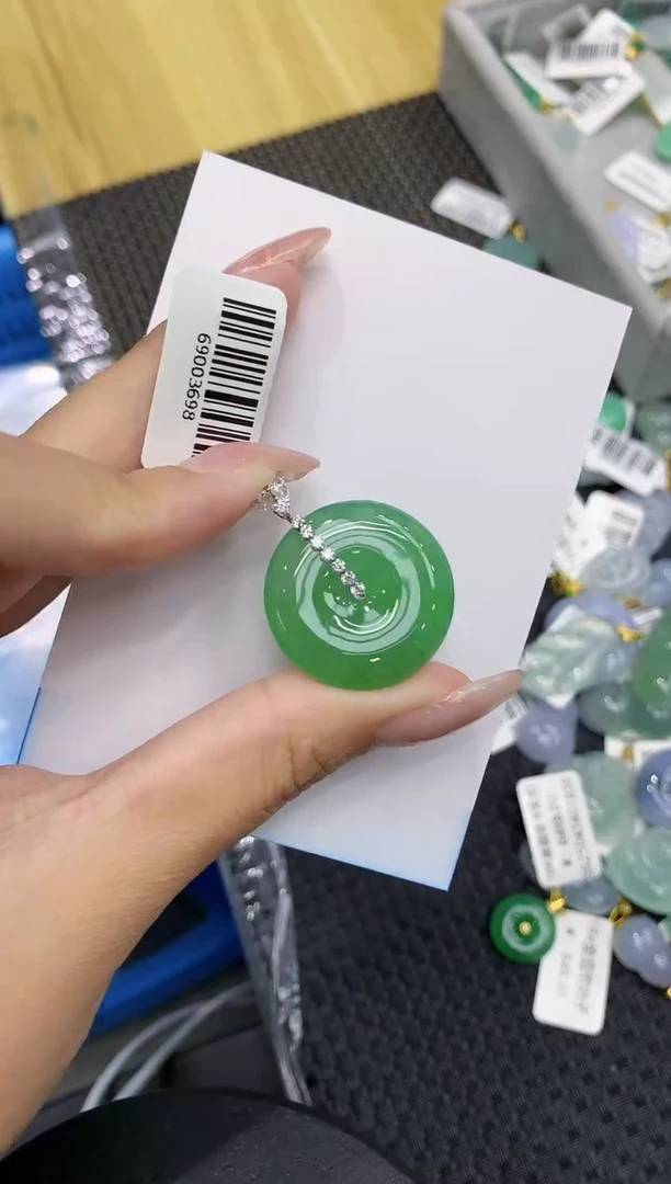 翡翠18K金镶嵌颈饰1111111111