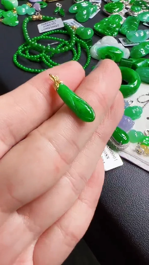 颈饰18K金镶嵌翡翠小***技吊坠111