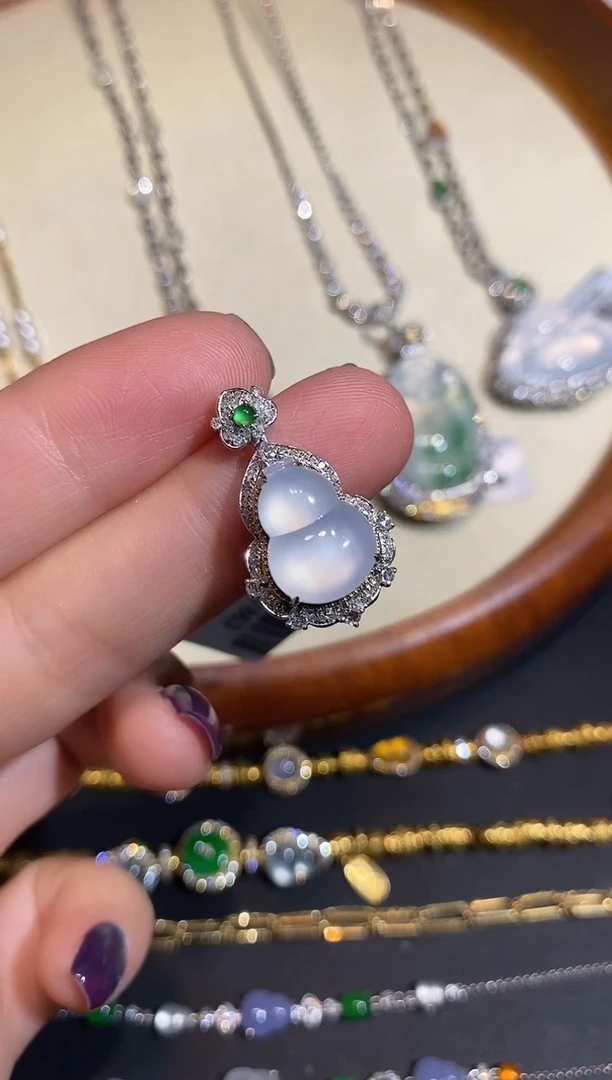 颈饰18K金镶嵌翡翠吊坠