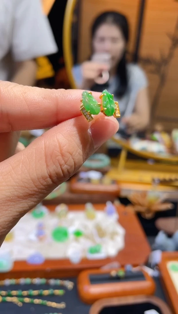 颈饰未镶嵌翡翠耳钉